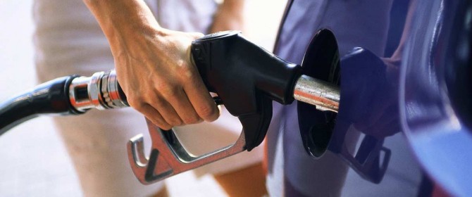 Caricare meno lauto e ridurre la pressione sullacceleratore. I rimedi della nonna per risparmiare su Diesel e Benzina 670x280